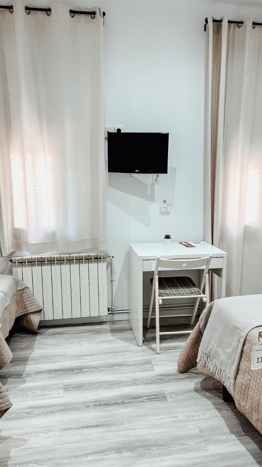 Hostal Ruta De Francia Barselona Dış mekan fotoğraf